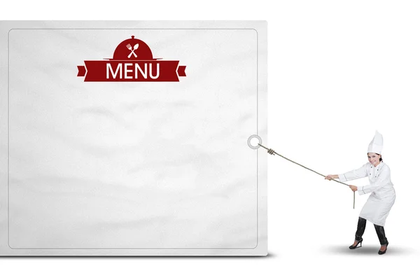 Молодой шеф-повар тянет рекламный щит с текстом меню — стоковое фото