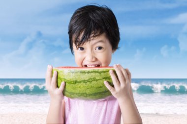 Asyalı kız dilim karpuz yeme