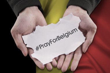 Ellerini tutar Belçika için dua için bir kağıt parçası