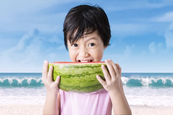 Menina asiática comendo fatia de melancia — Fotografia de Stock