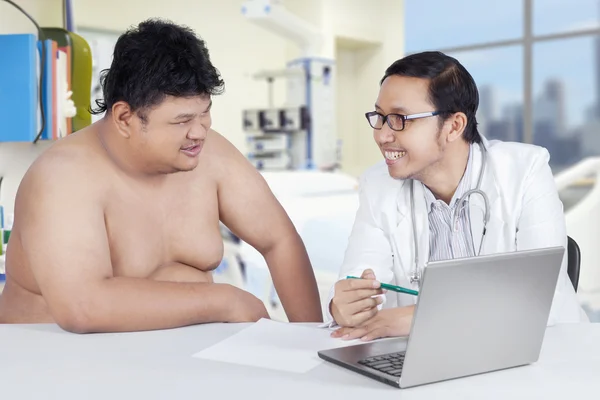 Doctor presenting the check up result — Stock Photo, Image