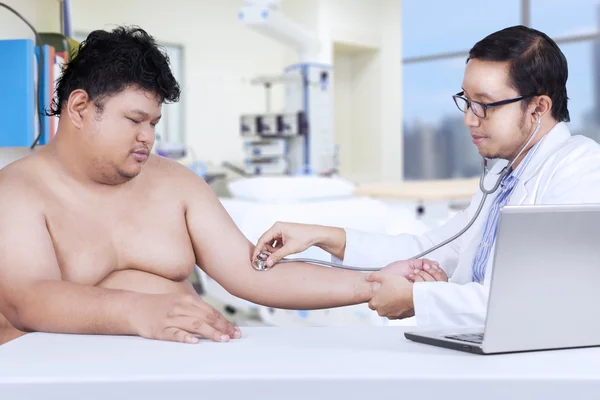 Doctor examining patient heartbeat — Stock Photo, Image