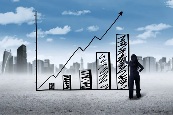 Kvinnlig arbetare för att göra ett växande diagram — Stockfoto