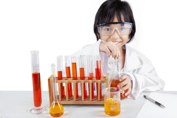 Dziewczynka z kolby do chemii — Zdjęcie stockowe