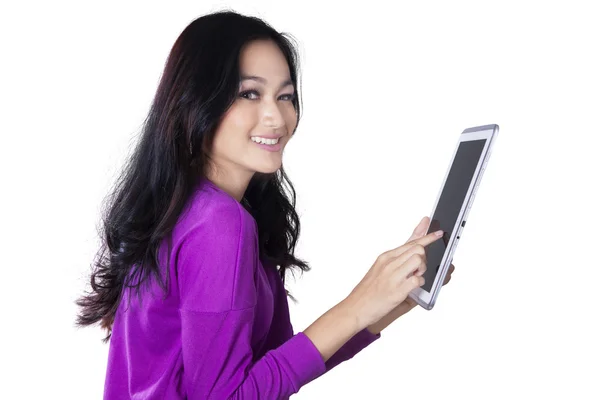 Pretty teenage girl holds tablet — Stock Photo, Image