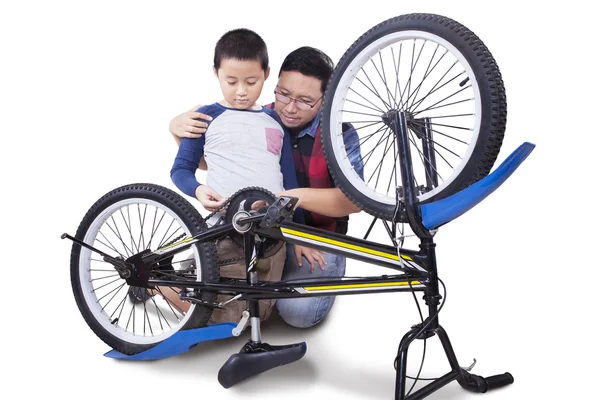 Mały chłopiec i tata mocowania rowerów — Zdjęcie stockowe