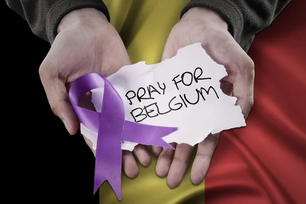 Man bidden voor België met papier en lint — Stockfoto