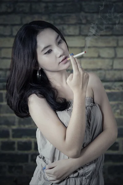 Genç kız zevk Sigara — Stok fotoğraf