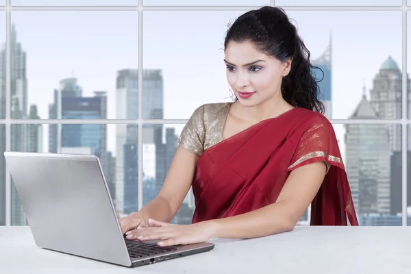 Kvinna med traditionella indiska kläder arbetar på kontor — Stockfoto