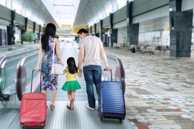 Havaalanı salonunda aile yürüyüş