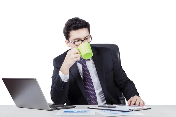 Uomo d'affari arabo godere di caffè e di lavoro — Foto Stock