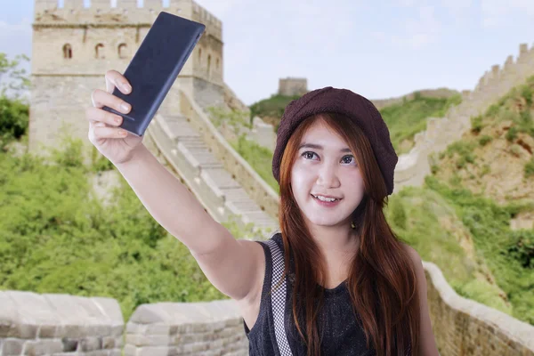 Asiática chica tomando uno mismo foto — Foto de Stock