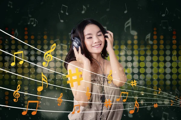 Bella ragazza ascoltare musica — Foto Stock