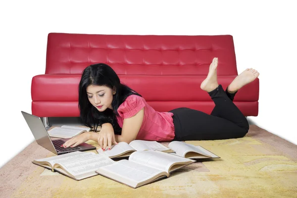 Bella studentessa che fa i compiti sul tappeto — Foto Stock