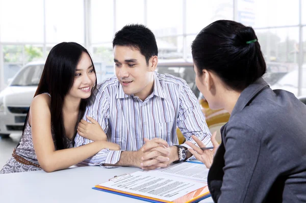 Bilköpare diskuterar med bilhandlare — Stockfoto