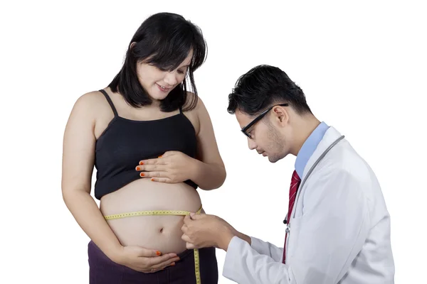 Médico verificando o crescimento do bebê — Fotografia de Stock
