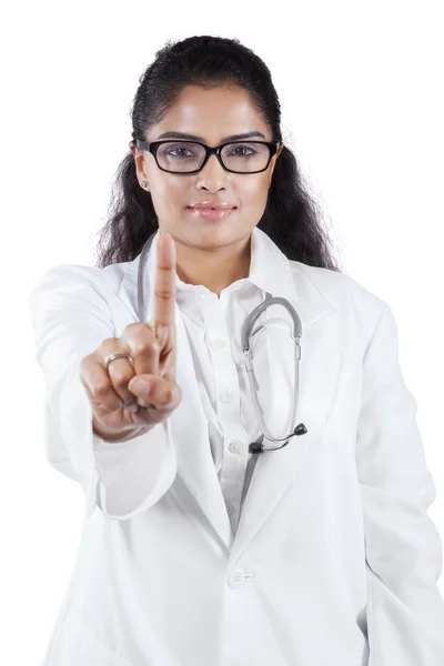 Médico feminino pressionando botão imaginário — Fotografia de Stock