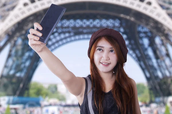 Viaggiatore femminile scattare selfie — Foto Stock