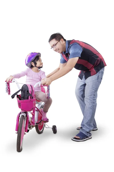 Menina aprendendo a andar de bicicleta com o pai — Fotografia de Stock