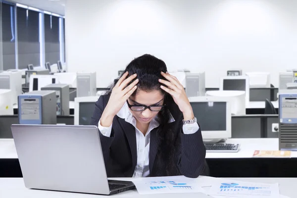 Empleado indio frustrado que trabaja en la oficina —  Fotos de Stock