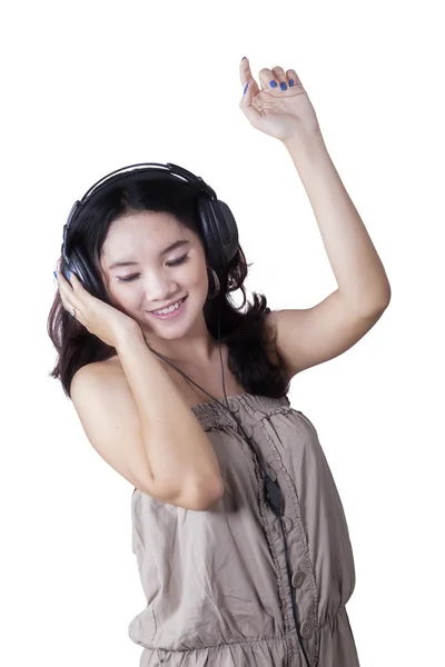 Chica feliz disfrutando de la música — Foto de Stock