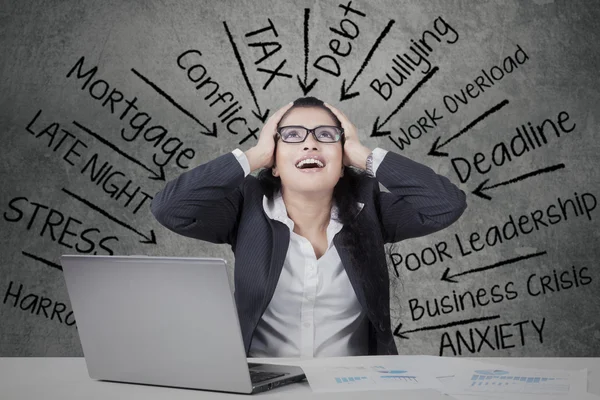 Lavoratore indiano sembra stressante e urlando — Foto Stock