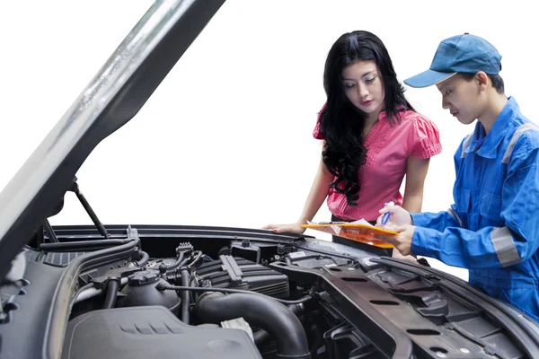 Mechanik wyjaśnia problemy samochód na jego klienta — Zdjęcie stockowe