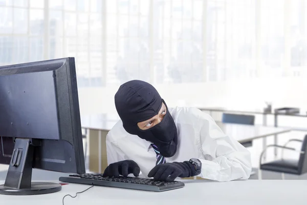 Robber stealing information at workplace — Stock Photo, Image