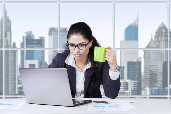 Bella lavoratore godere di caffè in ufficio — Foto Stock