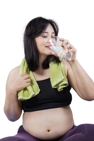 Hamile kadın su içiyor. — Stok fotoğraf