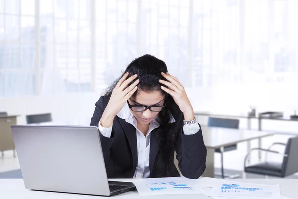 Cansado indiana empresária no local de trabalho — Fotografia de Stock