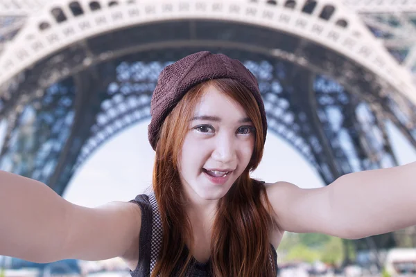 Teenage girl taking self portrait in Paris — Stock Photo, Image