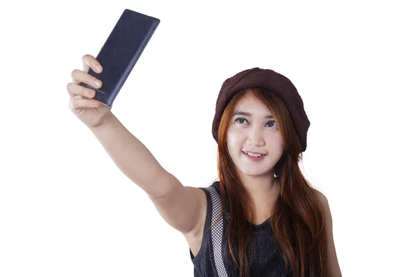 Trendige Teenager-Mädchen machen Selfie-Foto — Stockfoto