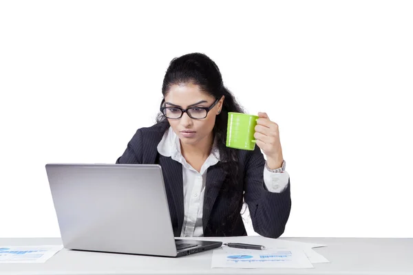 Werknemer genieten van koffie en het werken met laptop — Stockfoto