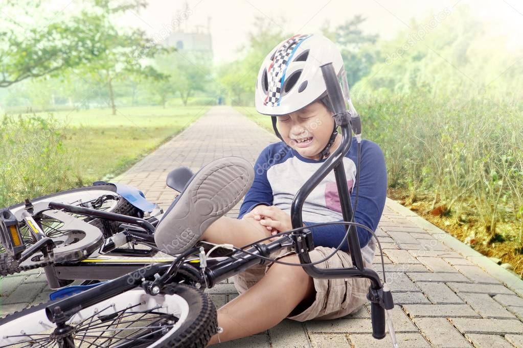 Boy hurt after falling off his bicycle — Stock Photo