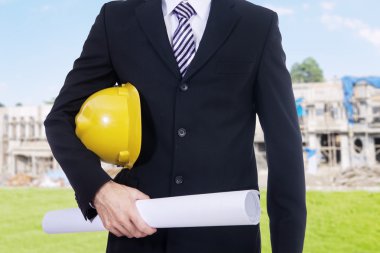 Yüklenici inşaat sahasında planı ile