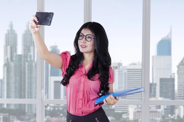 Schöne Arbeiterin macht Selfie im Büro — Stockfoto