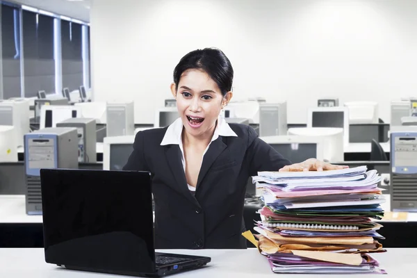 Trabalhador alegre com laptop e papelada — Fotografia de Stock