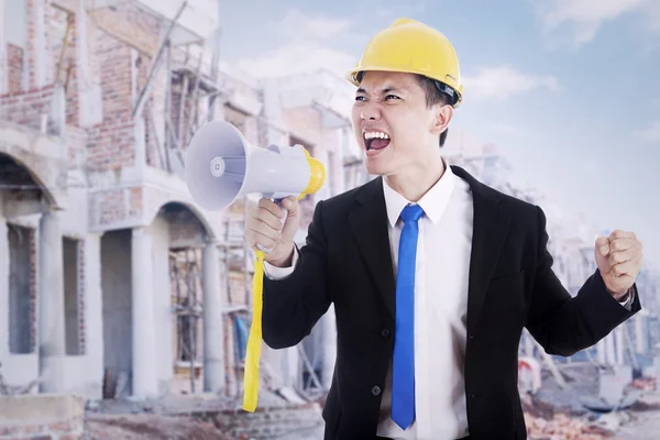 Contractant met megafoon op bouwplaats — Stockfoto
