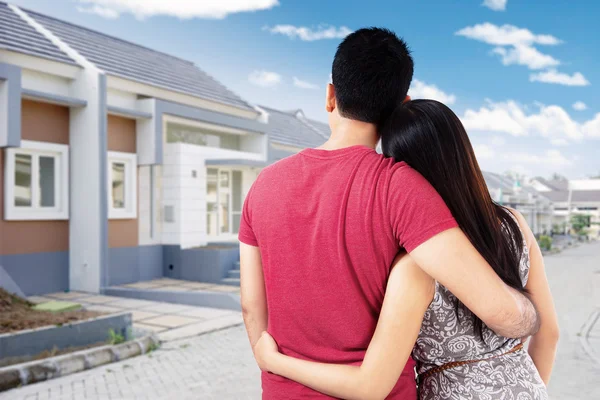 Paret tittar på bostadsbyggande — Stockfoto