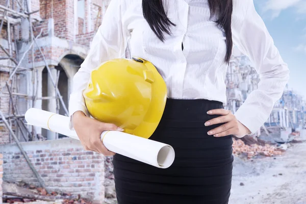 Entrepreneur féminin avec plan et casque — Photo