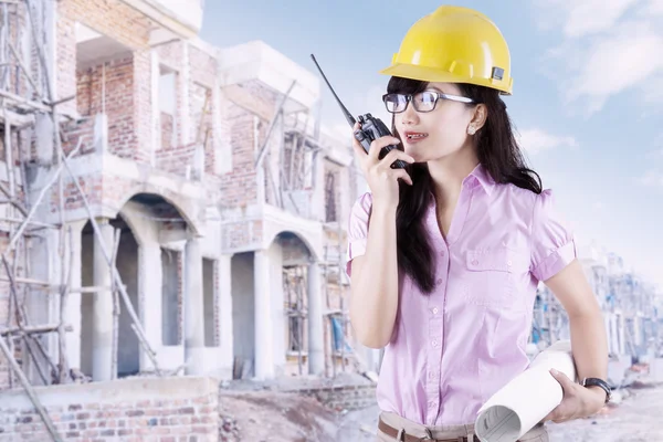 Contratante feminina com walkie-talkie — Fotografia de Stock