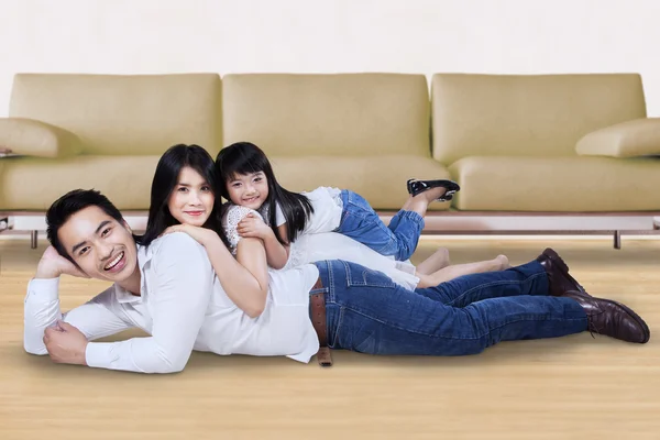 Família relaxante no chão em casa — Fotografia de Stock