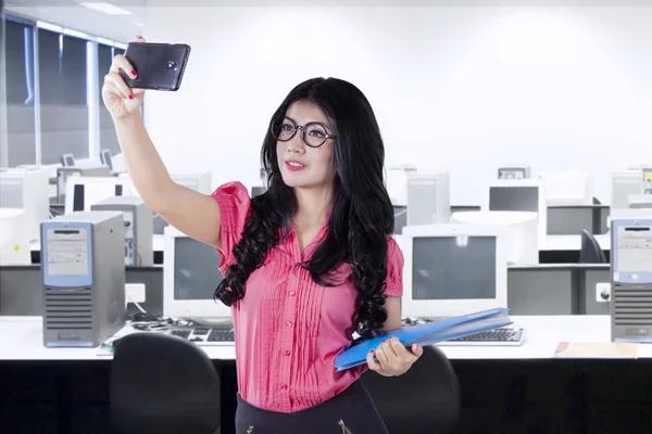 Imprenditrice donna che si fa selfie in ufficio — Foto Stock