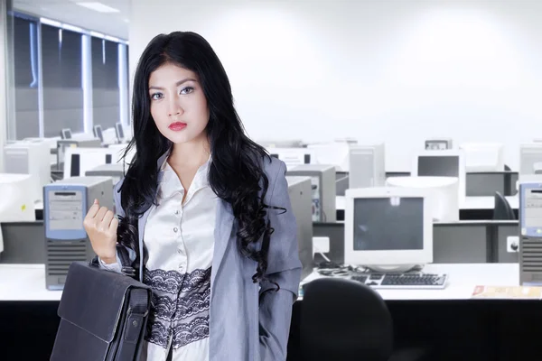 Женщина-менеджер держит портфель в офисе — стоковое фото