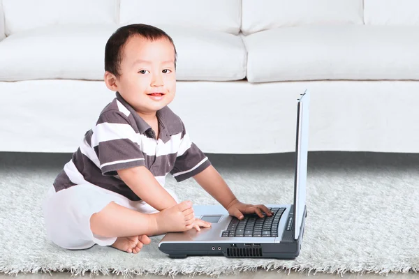 Pequeno bebê usando um laptop — Fotografia de Stock