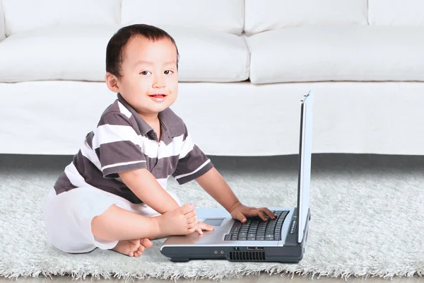 Pequeño bebé usando un portátil —  Fotos de Stock