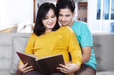 mutlu bir aile bir kitap okuma