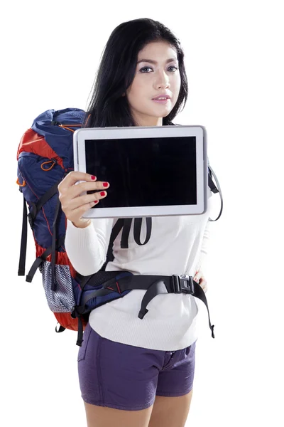 Hiker visar tablet i studio — Stockfoto