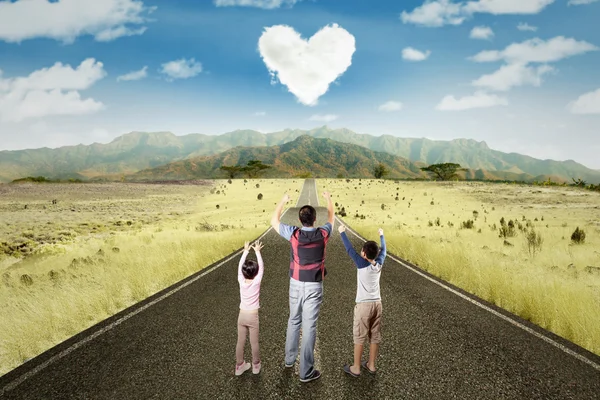 Les enfants et leur père lèvent la main sur la route — Photo